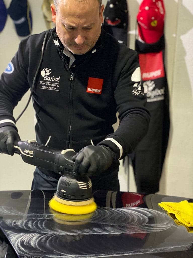 David Conde realizando un trabajo de pulido