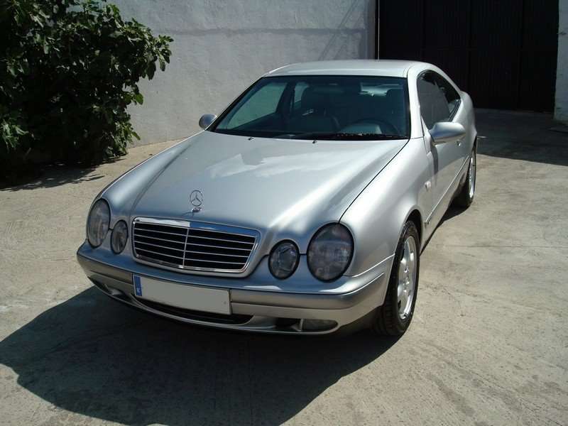 Detallado interior y exterior Mercedes CLK320