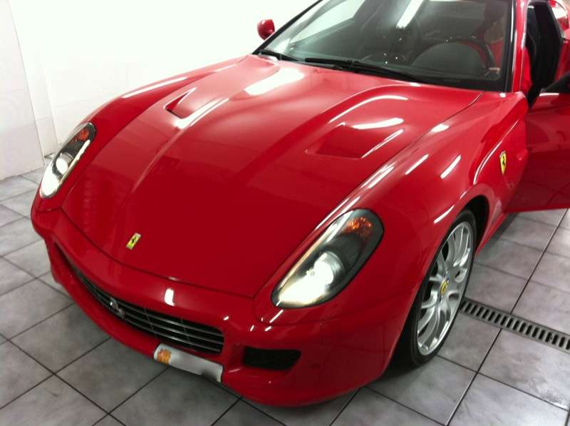 Lavando y potenciando el brillo de un Ferrari 599 GTB
