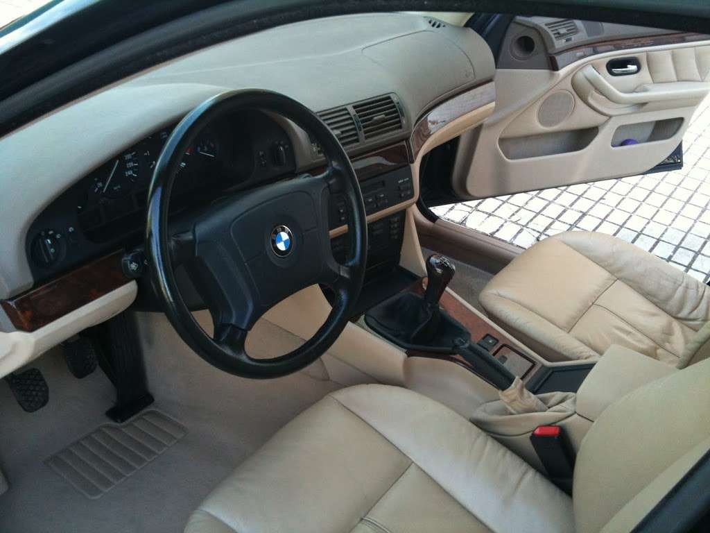 Limpiando la tapicería y acondicionando el cuero de un BMW 525d
