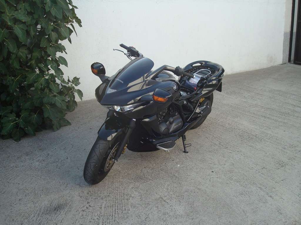 Fotografía de Detailing a una moto Honda DN 01: detailing moto honda 1