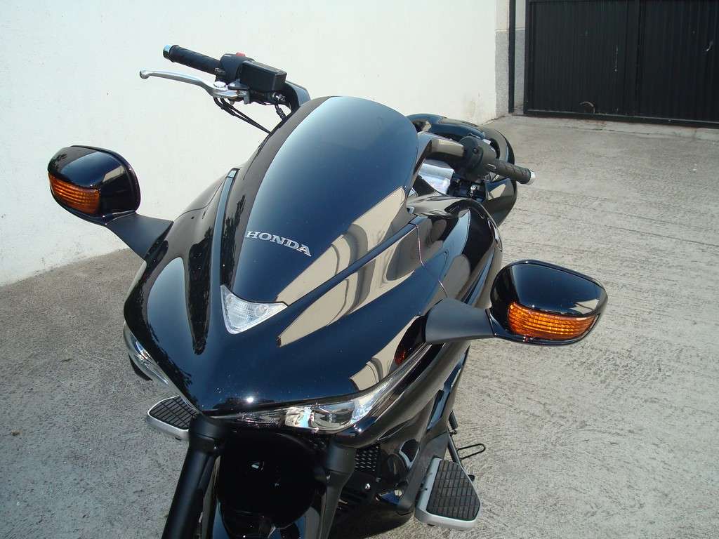 Fotografía de Detailing a una moto Honda DN 01: detailing moto honda 2