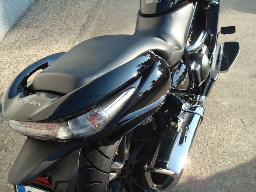 Fotografía de Detailing a una moto Honda DN 01: detailing moto honda 28