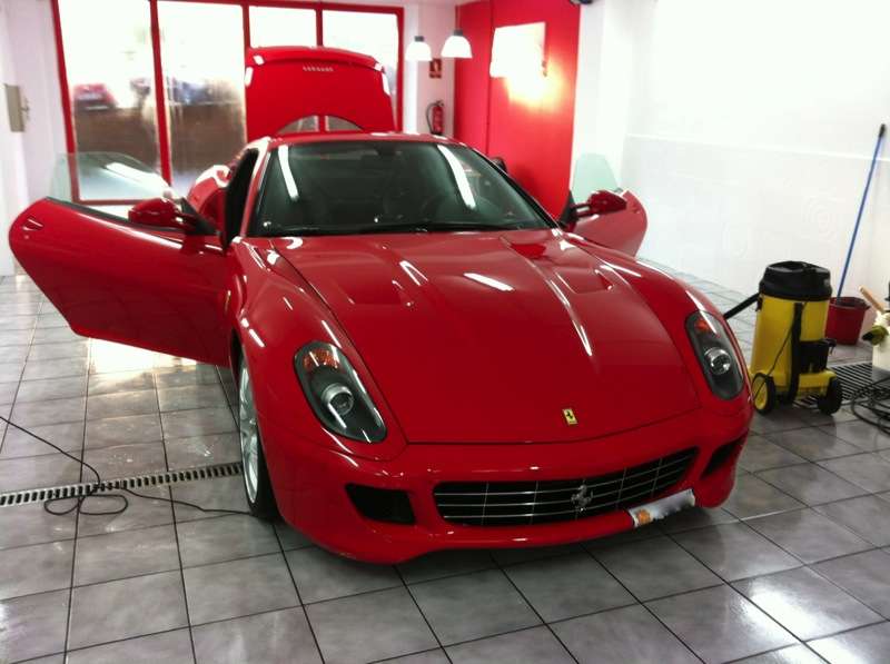 Fotografía de Lavando y potenciando el brillo de un Ferrari 599 GTB: ferrari 599 gtb aspirado interior
