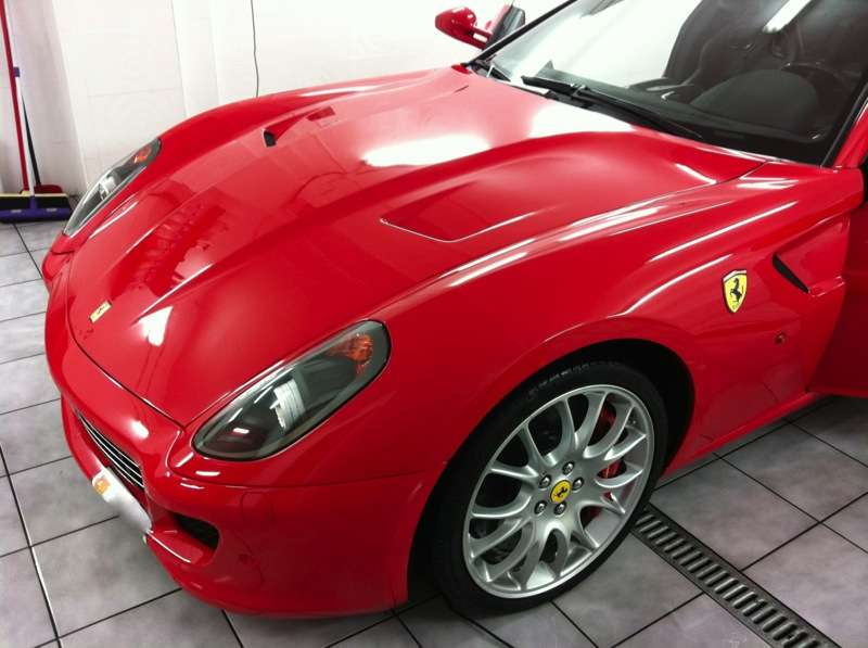 Fotografía de Lavando y potenciando el brillo de un Ferrari 599 GTB: ferrari 599 gtb despues de secar 1