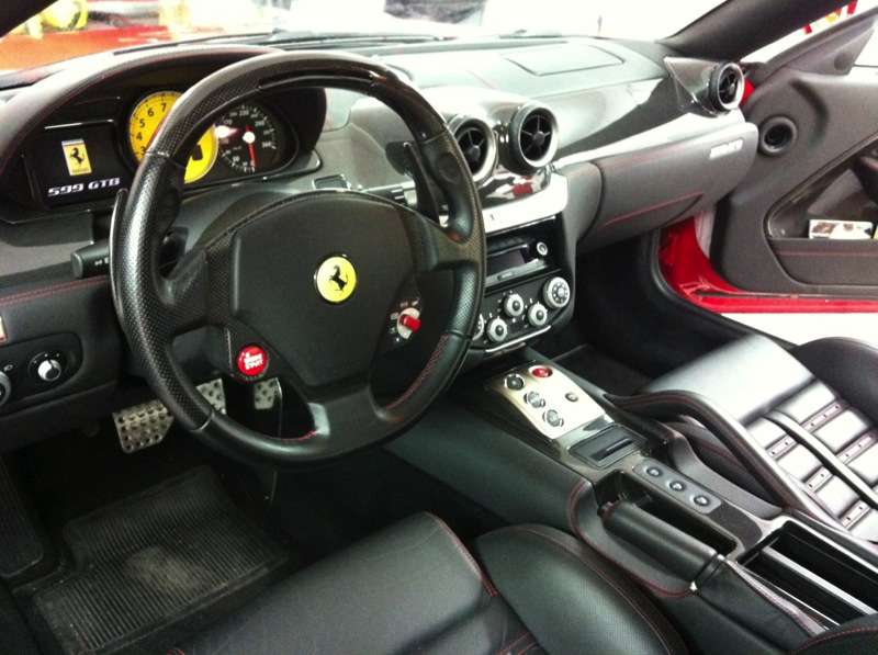Fotografía de Lavando y potenciando el brillo de un Ferrari 599 GTB: ferrari 599 gtb interior antes de limpieza 1