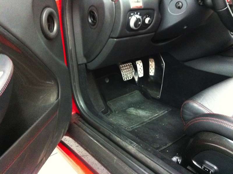 Fotografía de Lavando y potenciando el brillo de un Ferrari 599 GTB: ferrari 599 gtb interior antes de limpieza 2