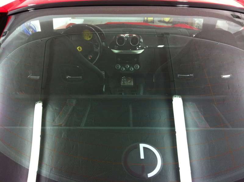 Fotografía de Lavando y potenciando el brillo de un Ferrari 599 GTB: ferrari 599 gtb interior desde el exterior