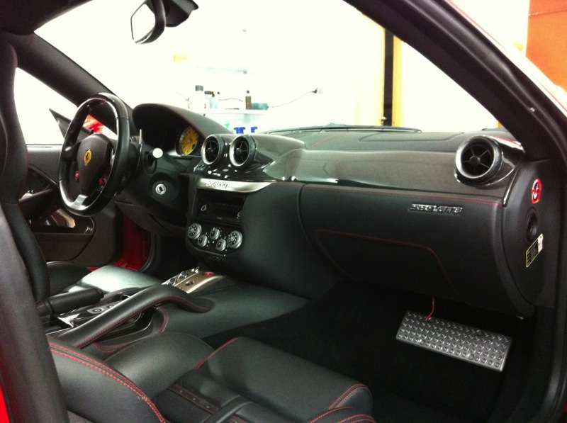 Fotografía de Lavando y potenciando el brillo de un Ferrari 599 GTB: ferrari 599 gtb interior despues 1