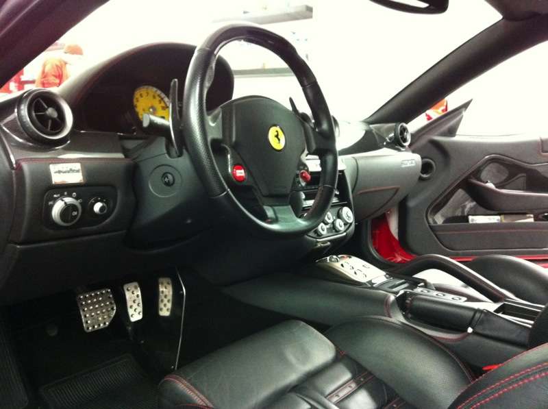 Fotografía de Lavando y potenciando el brillo de un Ferrari 599 GTB: ferrari 599 gtb interior despues 2