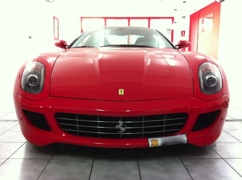 Fotografía de Lavando y potenciando el brillo de un Ferrari 599 GTB: ferrari 599 gtb listo para lavar delantera 2