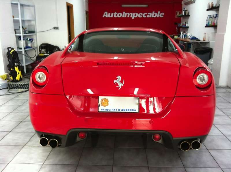 Fotografía de Lavando y potenciando el brillo de un Ferrari 599 GTB: ferrari 599 gtb listo para lavar trasera 1