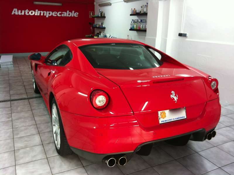 Fotografía de Lavando y potenciando el brillo de un Ferrari 599 GTB: ferrari 599 gtb listo para lavar trasera 2
