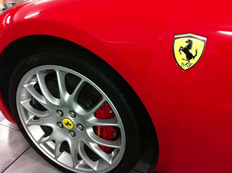 Fotografía de Lavando y potenciando el brillo de un Ferrari 599 GTB: ferrari 599 gtb llantas brillantes 2