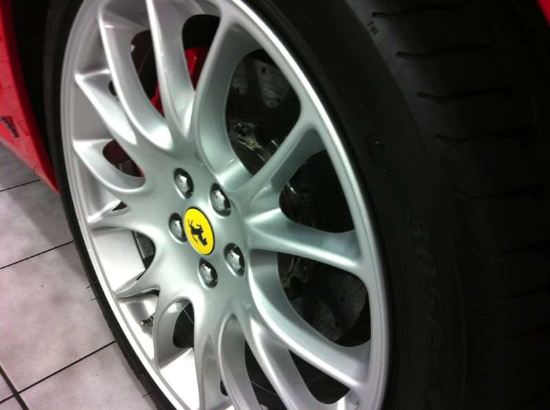 Fotografía de Lavando y potenciando el brillo de un Ferrari 599 GTB: ferrari 599 gtb llantas brillantes 3