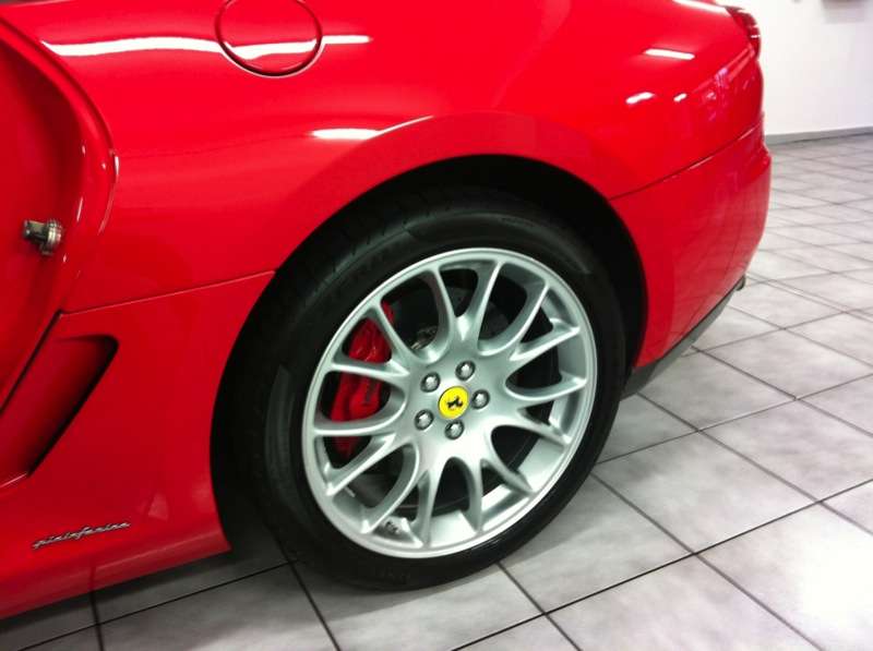 Fotografía de Lavando y potenciando el brillo de un Ferrari 599 GTB: ferrari 599 gtb llantas brillantes