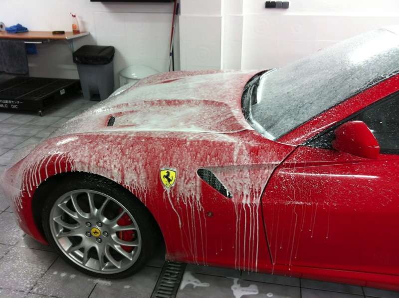 Fotografía de Lavando y potenciando el brillo de un Ferrari 599 GTB: ferrari 599 gtb prelavado espumante 1