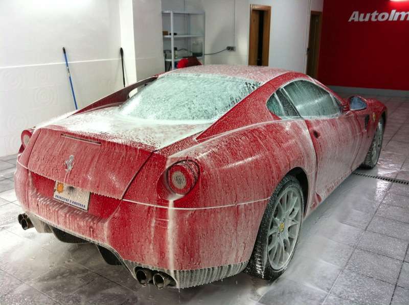 Fotografía de Lavando y potenciando el brillo de un Ferrari 599 GTB: ferrari 599 gtb prelavado espumante 2