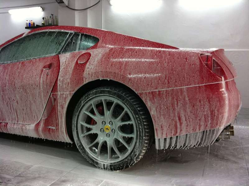 Fotografía de Lavando y potenciando el brillo de un Ferrari 599 GTB: ferrari 599 gtb prelavado espumante 3