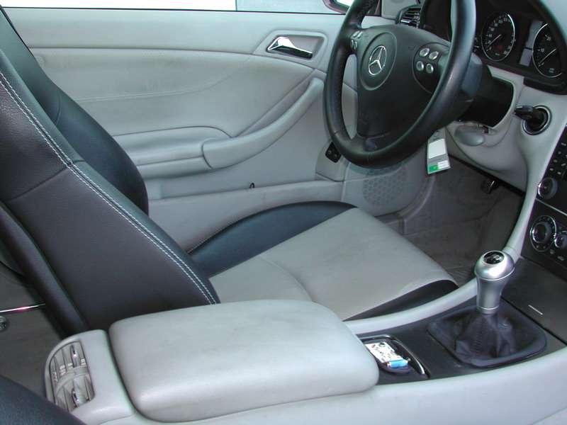 Fotografía de Limpieza de tapicería y acondicionado de cuero Mercedes C200: limpieza interior mercedes c200 3
