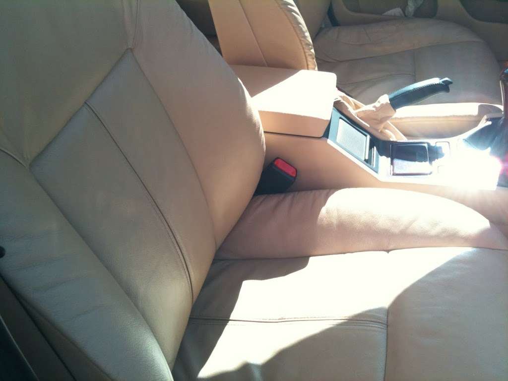Fotografía de Limpiando la tapicería y acondicionando el cuero de un BMW 525d: limpieza y acondicionado de cuero bmw 14